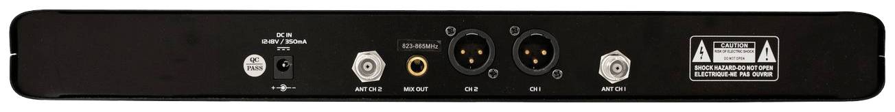 Rückseite eines Audiogeräts mit mehreren Anschlüssen wie XLR, Netzteil, und optischem Eingang. Hinweis-Schild auf elektrische Gefahr.