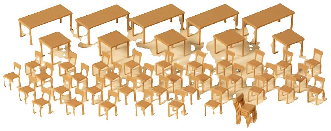 Abbildung zeigt eine große Anzahl von orangefarbenen Tischen und Stühlen, die in mehreren Reihen aufgestellt sind.