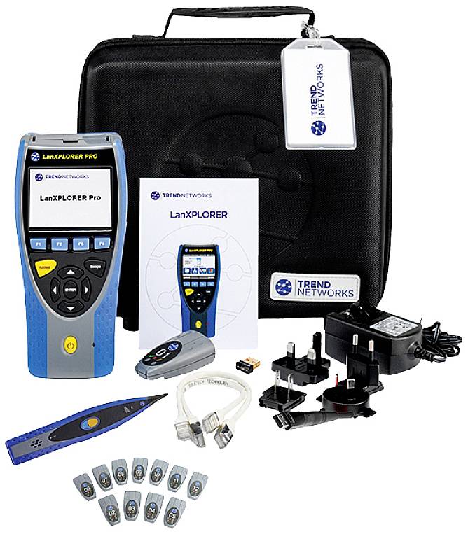 Netzwerktester 'LanXPLORER Pro' mit Zubehör: Tragetasche, Handbuch, Ladegerät, Adapter, Kabel, und Prüfstecker. Ideal für Netzwerkanalysen.