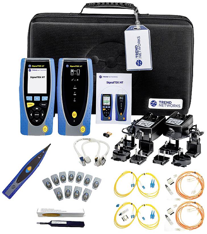 Zubehör für Netzwerktest mit zwei SignalTEST-NG-Geräten, Tragetasche, Kabel, und Adaptern. Ideal zur Netzwerkdiagnose und -analyse.