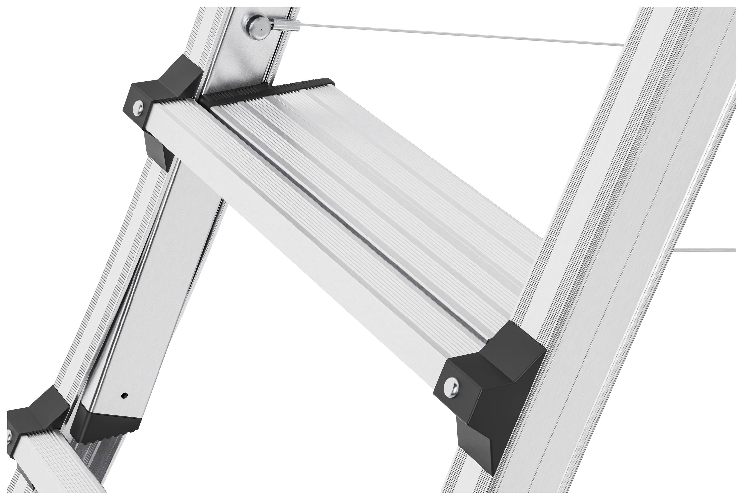 Eine silberne Aluminiumleiter mit schwarzen Kunststoff-Endkappen und rutschfesten Stufen.