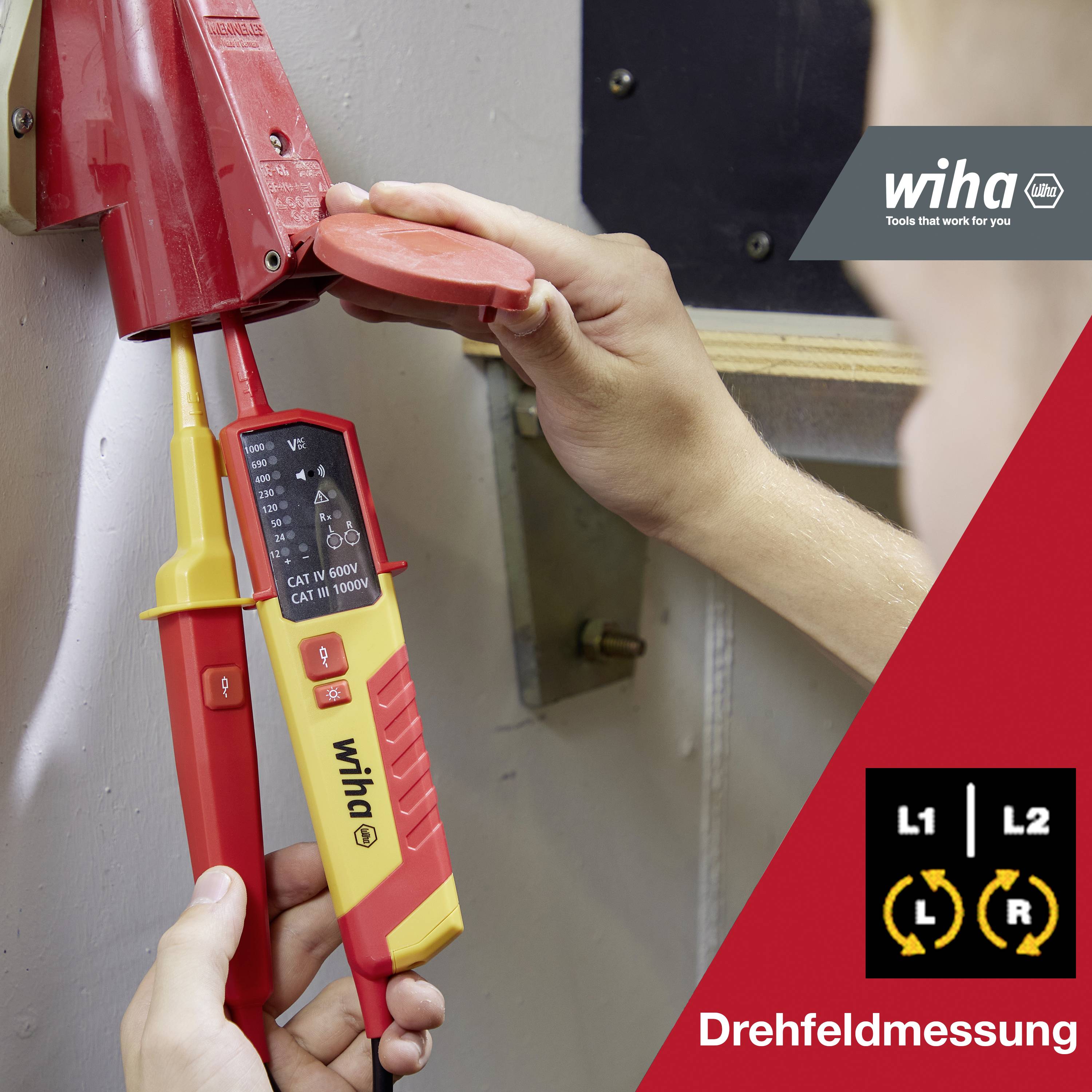 'Wiha Drehmessgerät' misst elektrische Spannung; zwei Hände halten die Zange an einem Kabel. Anzeige zeigt 'L1' und 'L2'.