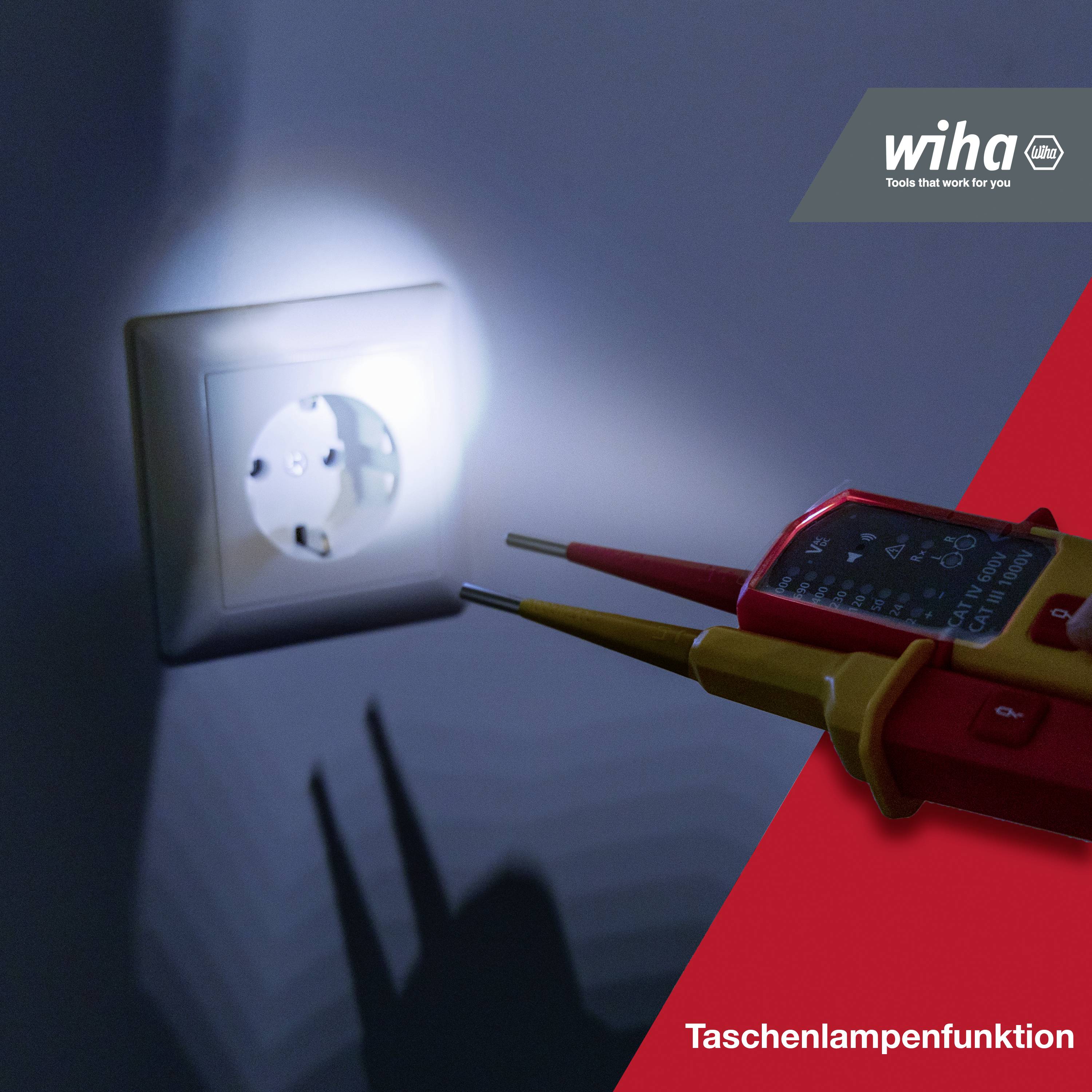 Steckdose in einer Wand mit einem Lichtstrahl, der von einem elektrischen Gerät in der Nähe ausgeht, auf dem 'Taschenlampenfunktion' steht.