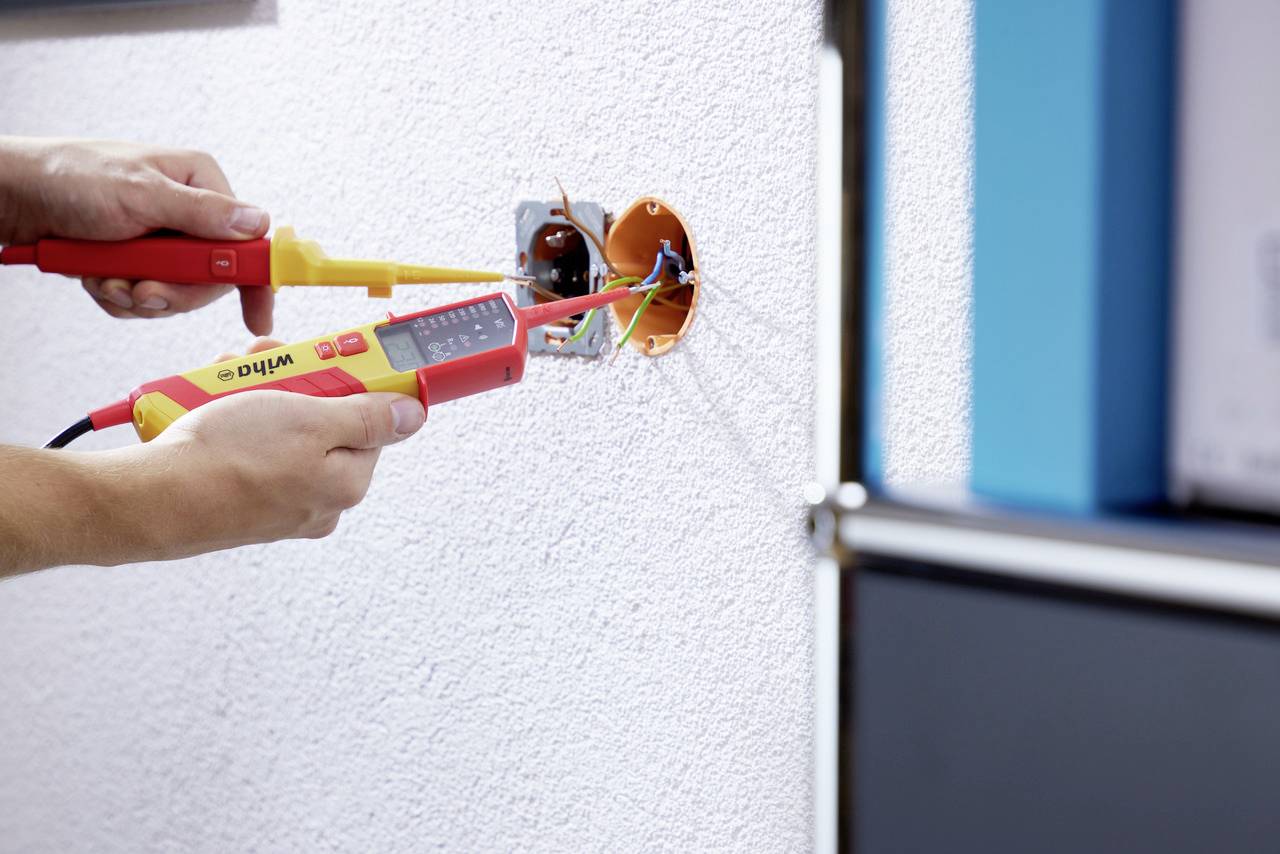 Wiha 45217 Spannungs- und Durchgangsprüfer CAT III 1000 V, CAT IV 600V LED, Akustik