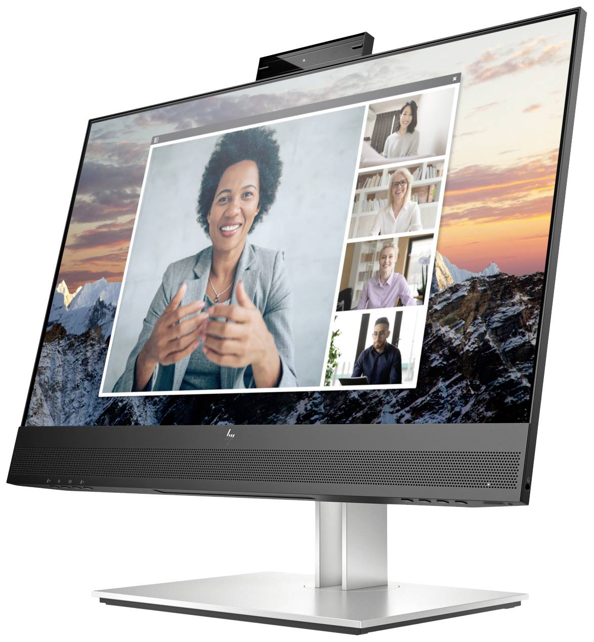 Ein Monitor zeigt eine Videoanruf-Sitzung mit fünf Personen. Eine Frau spricht, während vier andere Teilnehmer zuschauen.