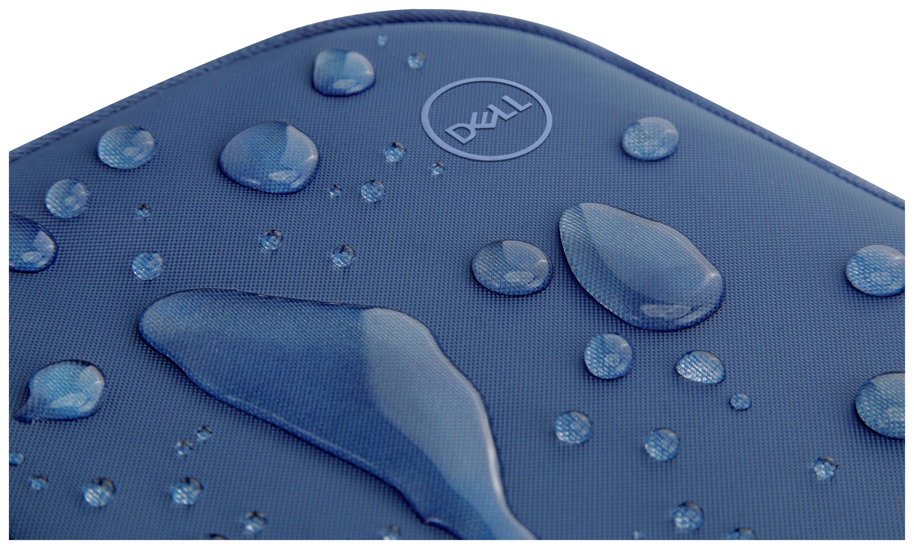 Wassertropfen auf einer wasserfesten blauen Hülle mit dem Dell-Logo.