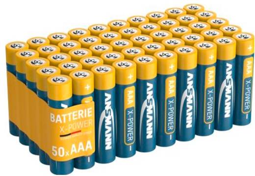 Packung mit 50 Ansmann AAA-Batterien in gestapelter Anordnung, mit orangem und blauem „Batterie X-POWER