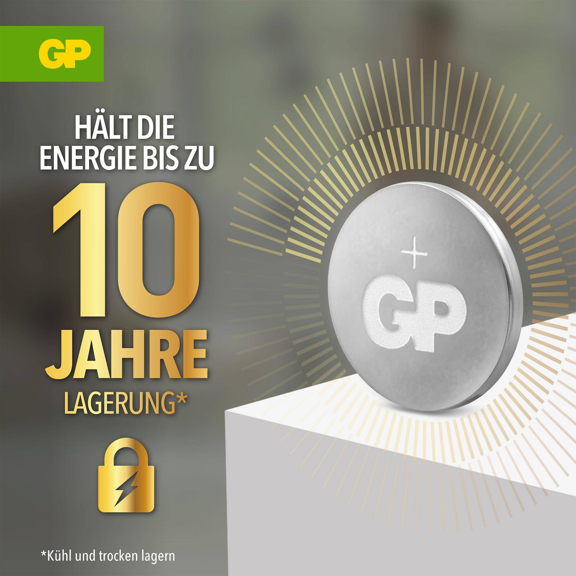 'GP Batterie hält die Energie bis zu 10 Jahre Lagerung.' Batterie mit goldenen Strahlen hervorgehoben. Sicherheitssymbol unten links.