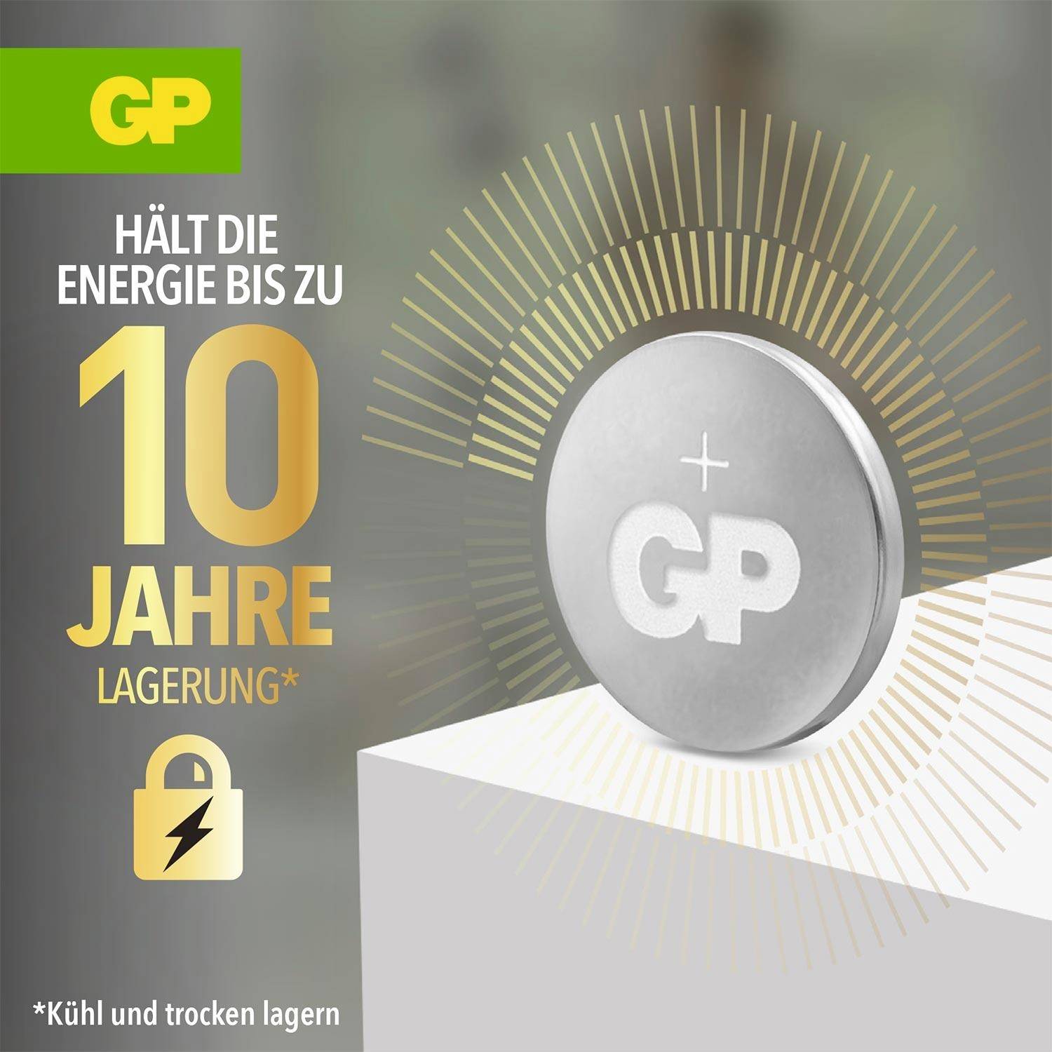 'GP Batterie hält die Energie bis zu 10 Jahre Lagerung' neben einem runden Batteriebild auf grauem Hintergrund mit goldenen Linien.