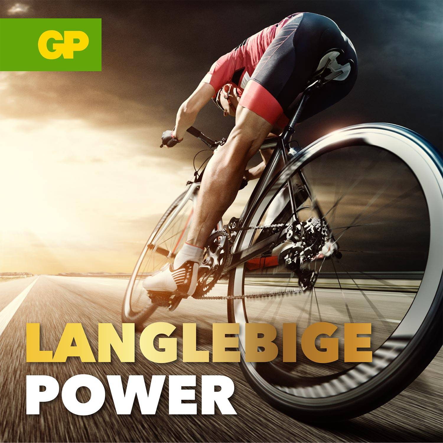 Ein Radfahrer in rotem Trikot fährt auf einer Straße bei Sonnenuntergang. In der Ecke oben links steht ein grünes 'GP'-Logo. Text: 'LANGLEBIGE POWER'.