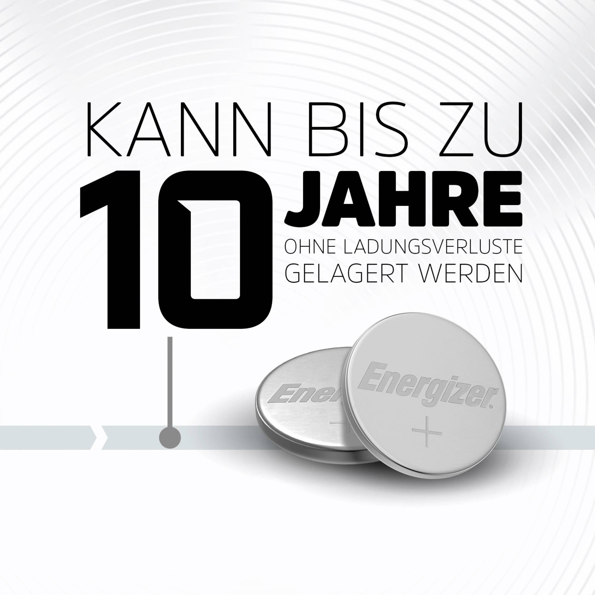 'Kann bis zu 10 Jahre ohne Ladungsverluste gelagert werden'. Zwei silberne Batterien liegen übereinander. Markenname 'Energizer'.