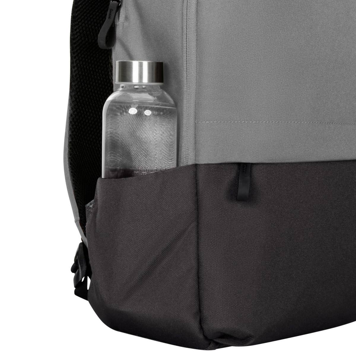 Grauer Rucksack mit einer Plastikflasche in der seitlichen Netztasche.