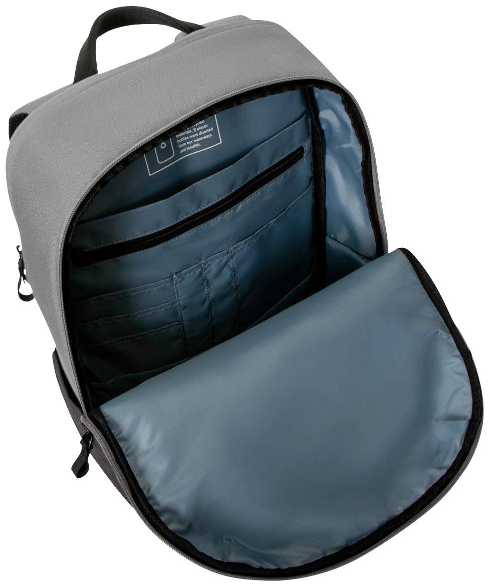 Ein grauer Rucksack ist weit geöffnet, zeigt mehrere Fächer und ein großes Hauptfach mit blauem Innenfutter.