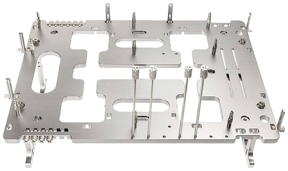 Metallplatte mit mehreren Öffnungen und Aufbauten, wahrscheinlich Teil eines technischen Geräts oder einer Baugruppe.