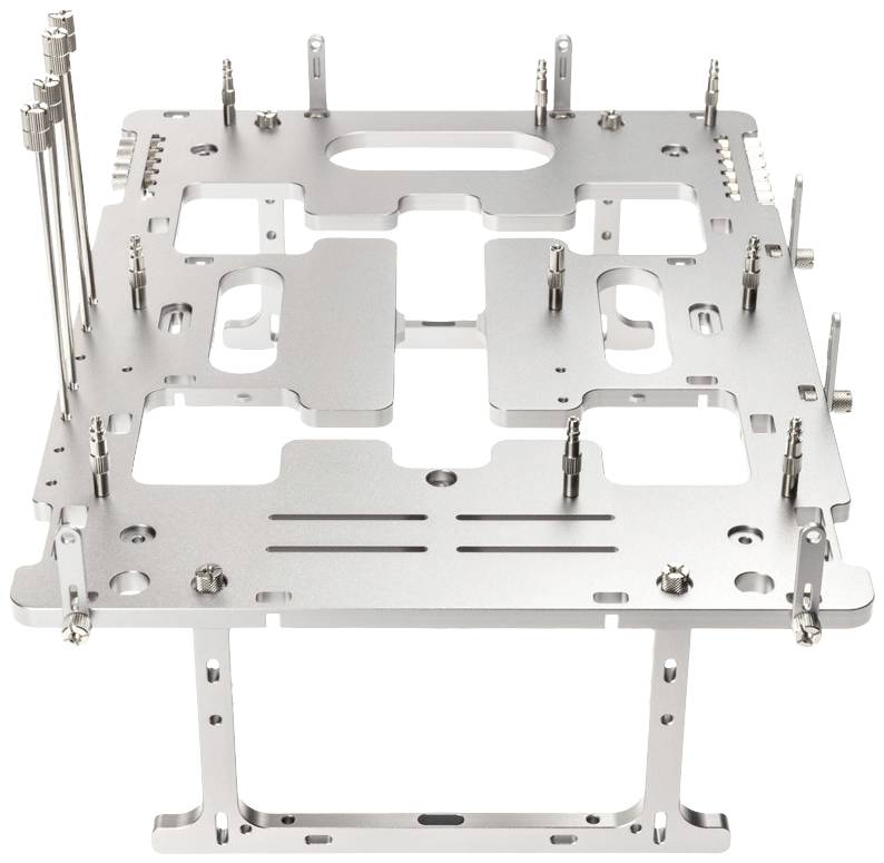 Metallischer Computergehäuse-Rahmen mit verschiedenen Befestigungsstellen und Halterungen zur Montage interner Komponenten.