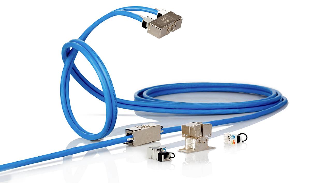 Ein blaues Ethernet-Kabel mit mehreren Endverbindungen in Nahaufnahme. Es hat verschiedene Adapter und ist teils aufgerollt.