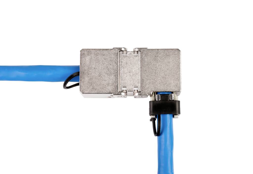Metallischer Netzwerkstecker verbindet zwei blaue Ethernet-Kabel.