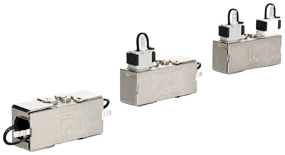 Drei silberne elektrische Steckverbinder in Reihe angeordnet, jeweils mit schwarzem Kabel und Hebel, vor weißem Hintergrund.
