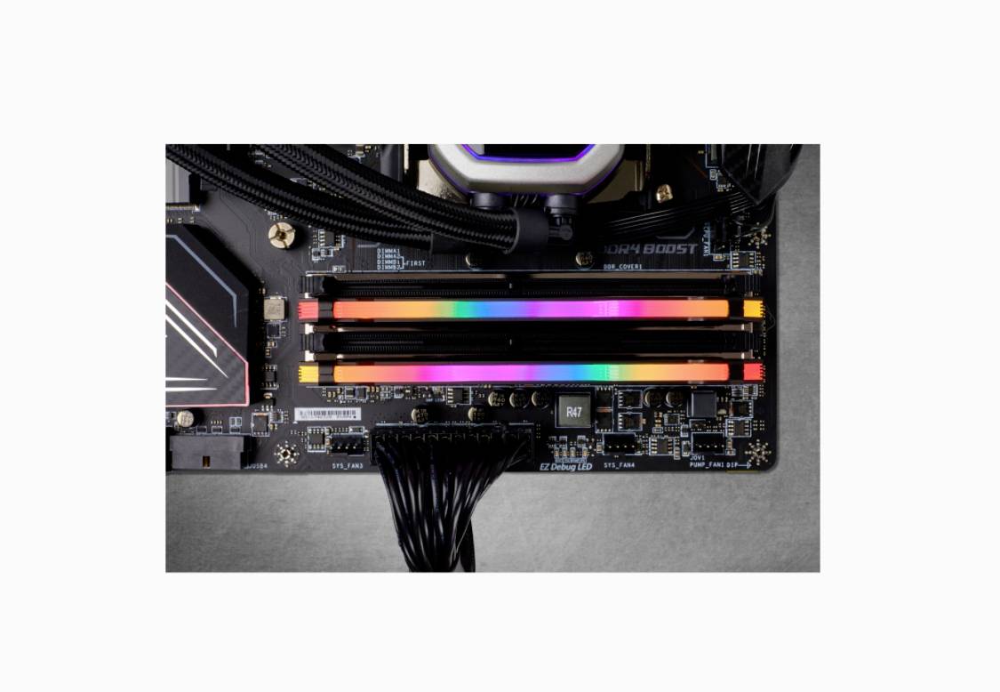 Ein Computer-Motherboard mit installierten RGB-RAM-Modulen, die bunte Lichter in verschiedenen Farben ausstrahlen.
