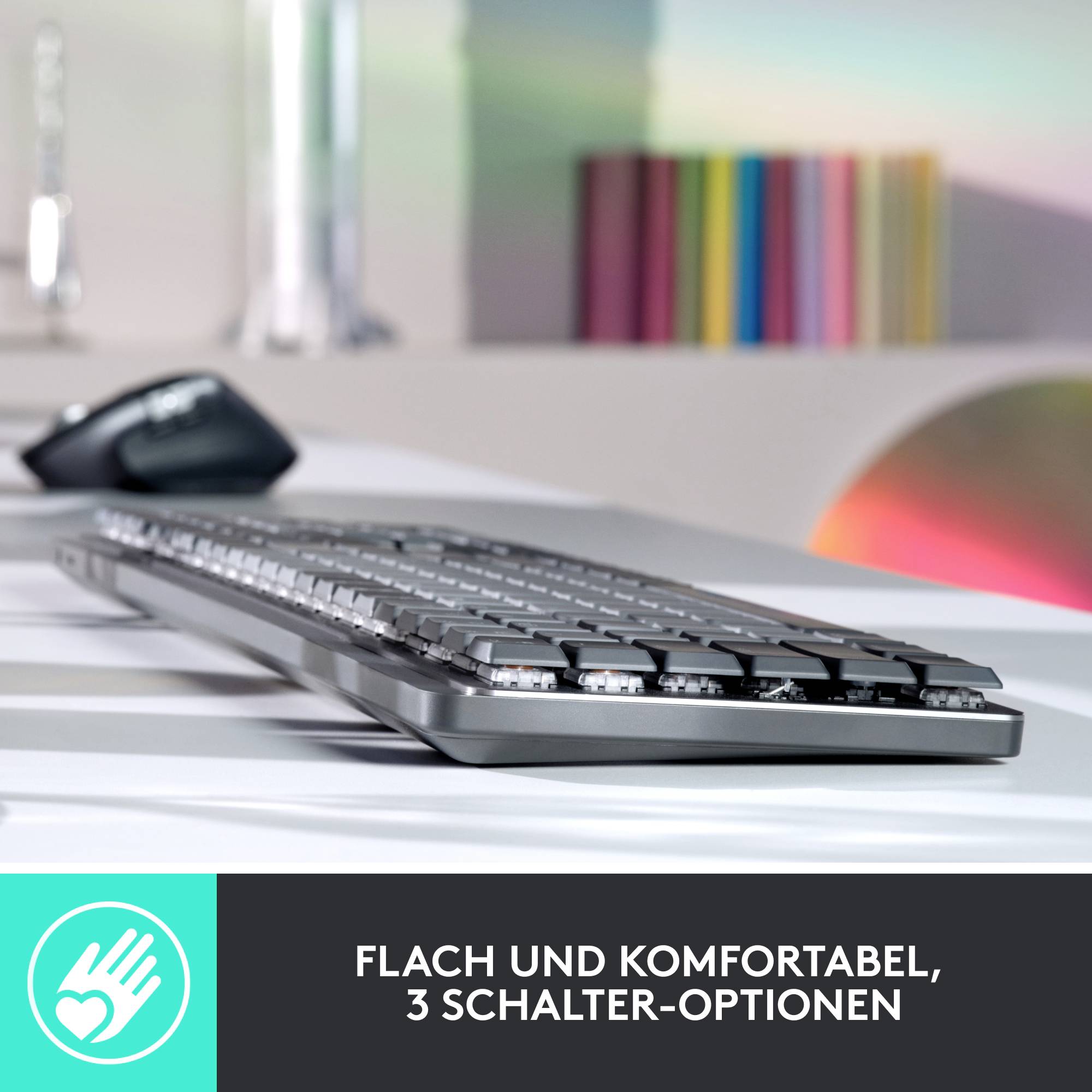 Flache und moderne Tastatur auf Schreibtisch, daneben Maus; Text im Bild: 'Flach und komfortabel, 3 Schalter-Optionen'.