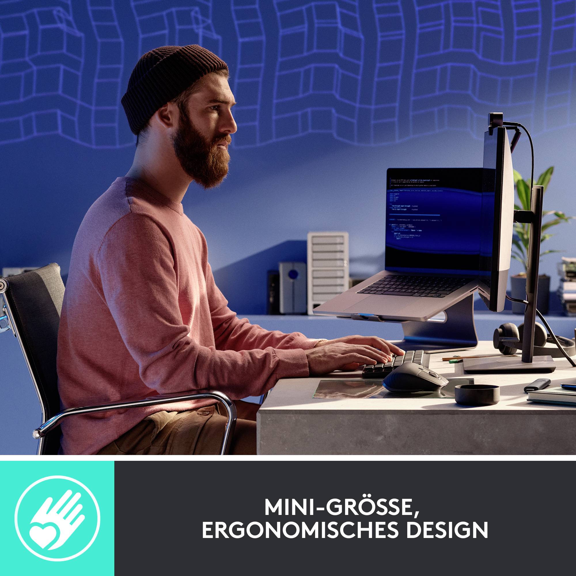 Mann mit Mütze sitzt vor einem Computer in einem modernen Büro. Text am Bildrand: 'Mini-Größe, ergonomisches Design'.