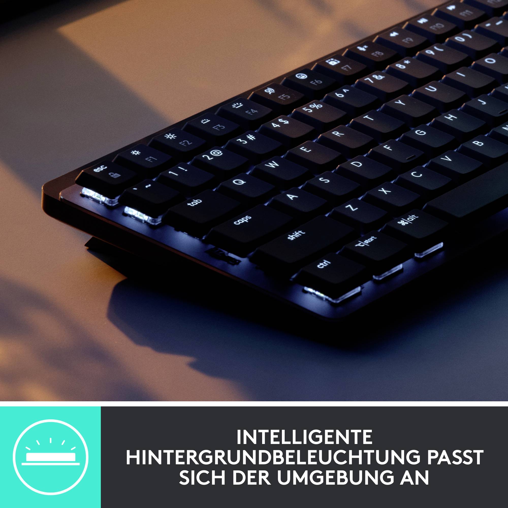 Schnurlose Tastatur mit Hintergrundbeleuchtung, schräg beleuchtet, mit Text: Intelligente Hintergrundbeleuchtung passt sich der Umgebung an.