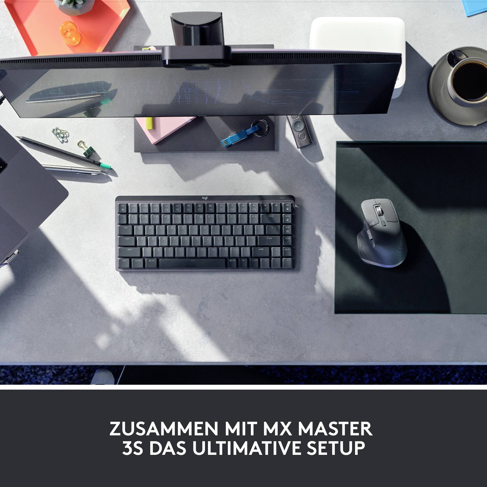 Büroarbeitsplatz mit Tastatur, Monitoren, Maus und Kaffeetasse. Text: Zusammen mit MX Master 3S das ultimative Setup.
