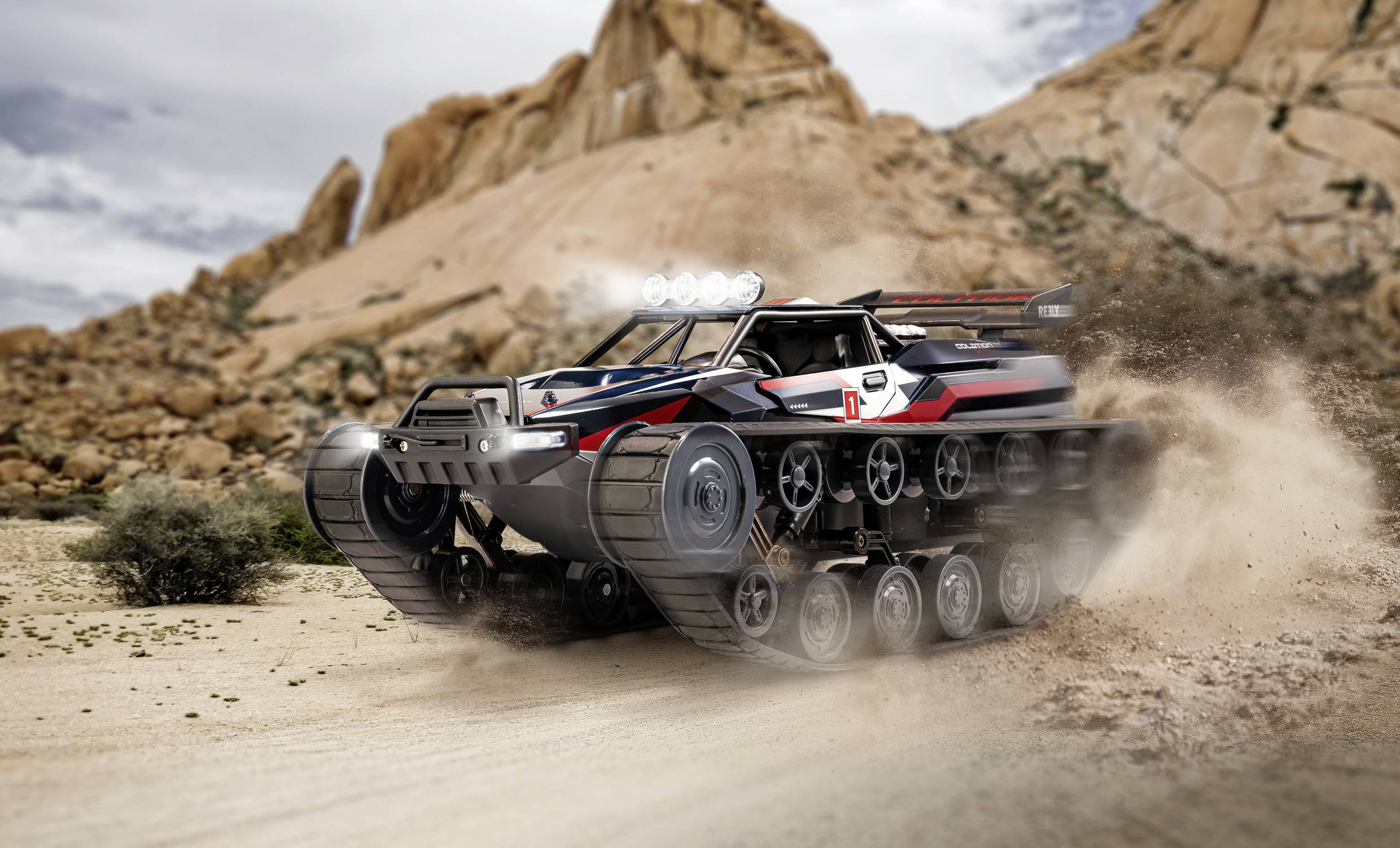 Ein futuristisches Geländefahrzeug mit Kettenantrieb fährt schnell durch eine Wüstenlandschaft, Staub aufwirbelnd. Felsen im Hintergrund.