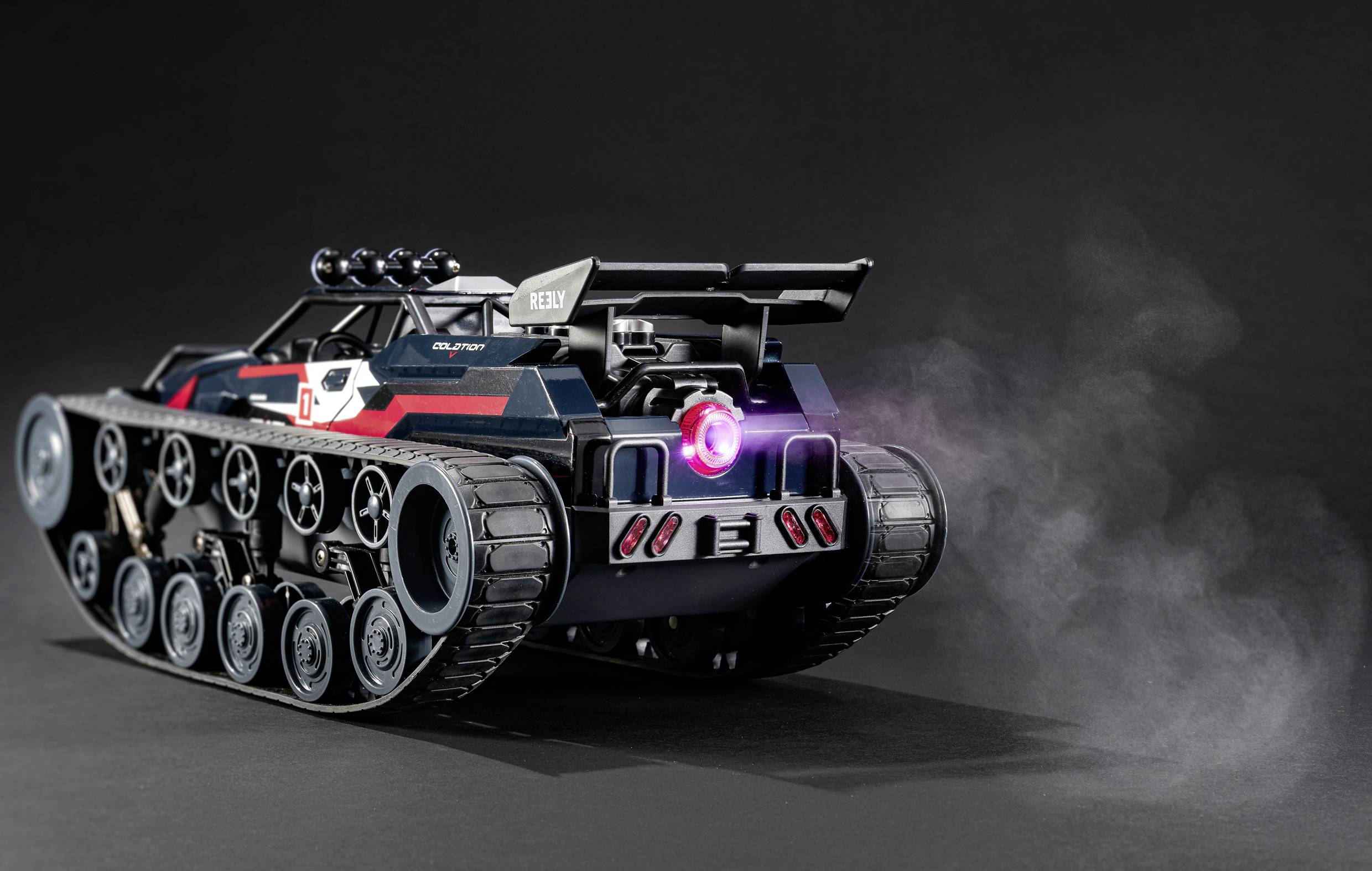 Spielzeug-Panzer auf schwarzem Hintergrund, zeigt Rückleuchten und Raucheffekt, symbolisiert Bewegung oder Einsatz.