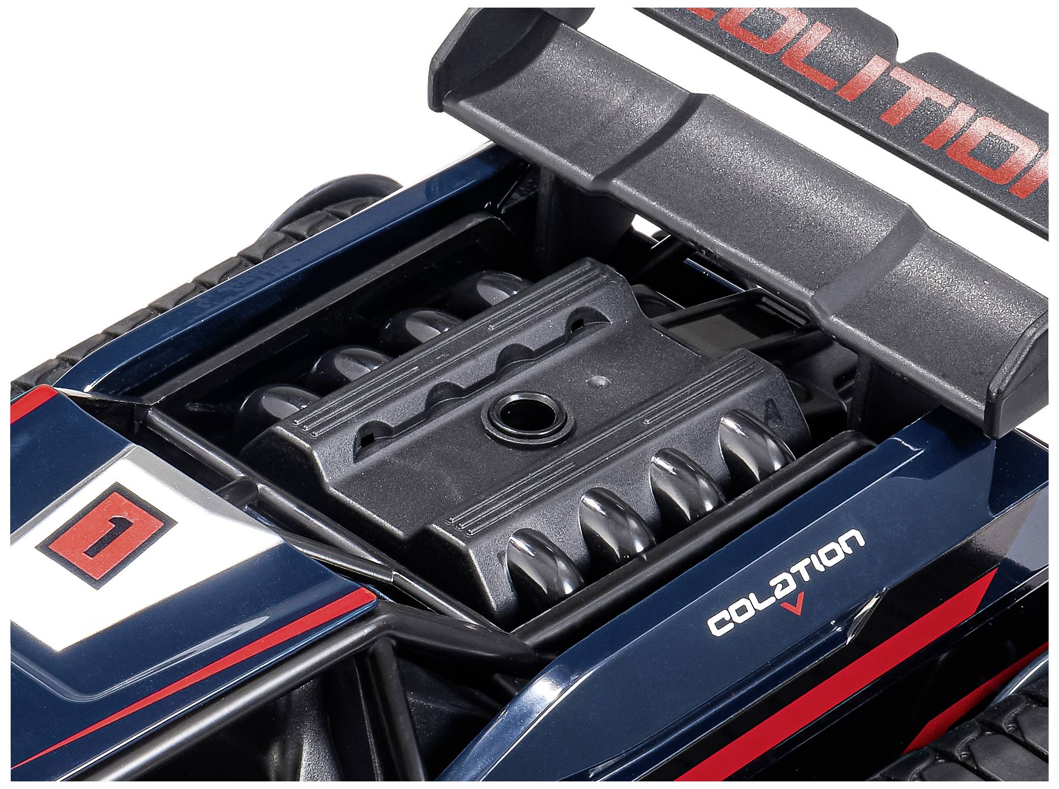 Näheraufnahme eines blauen Spielzeugautos mit sichtbarem Motor. Das Auto hat die Nummer '1' und den Text 'COLATION' auf dem Spoiler.