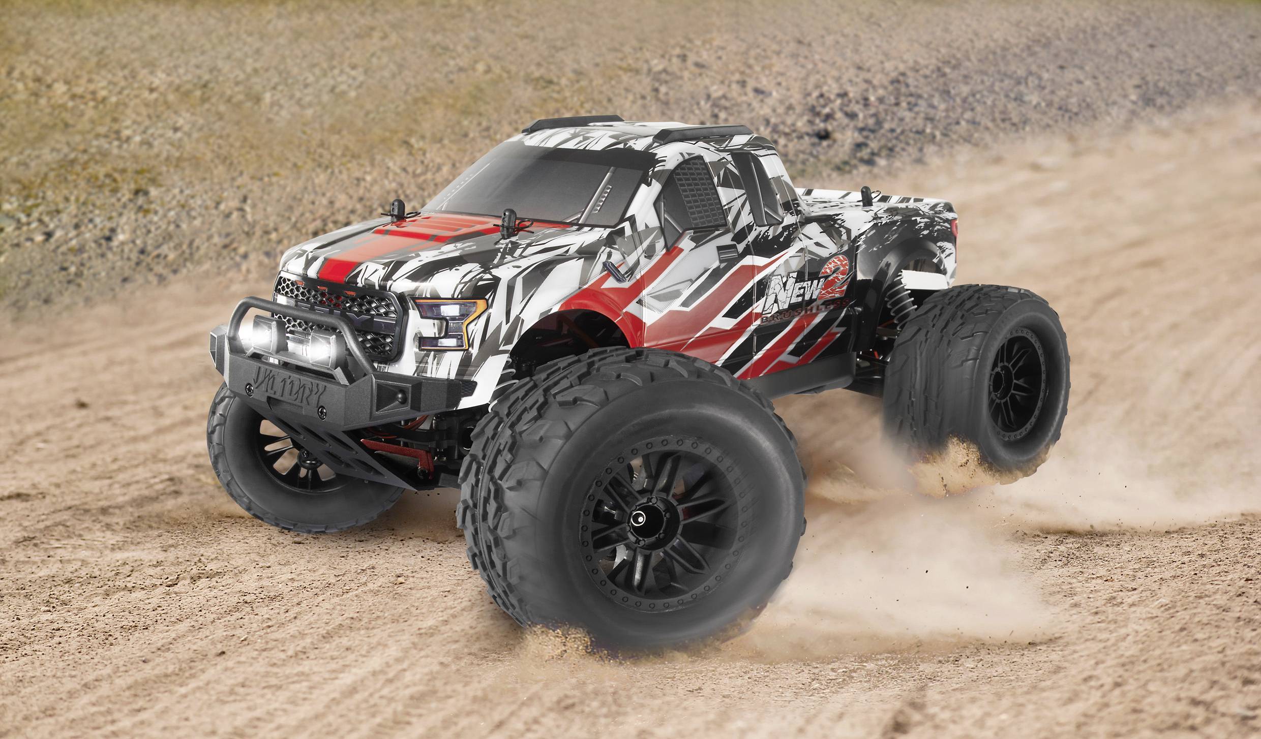 Ein ferngesteuertes Auto fährt schnell auf einer staubigen Piste. Es hat ein modernes, buntes Design mit großen Reifen.