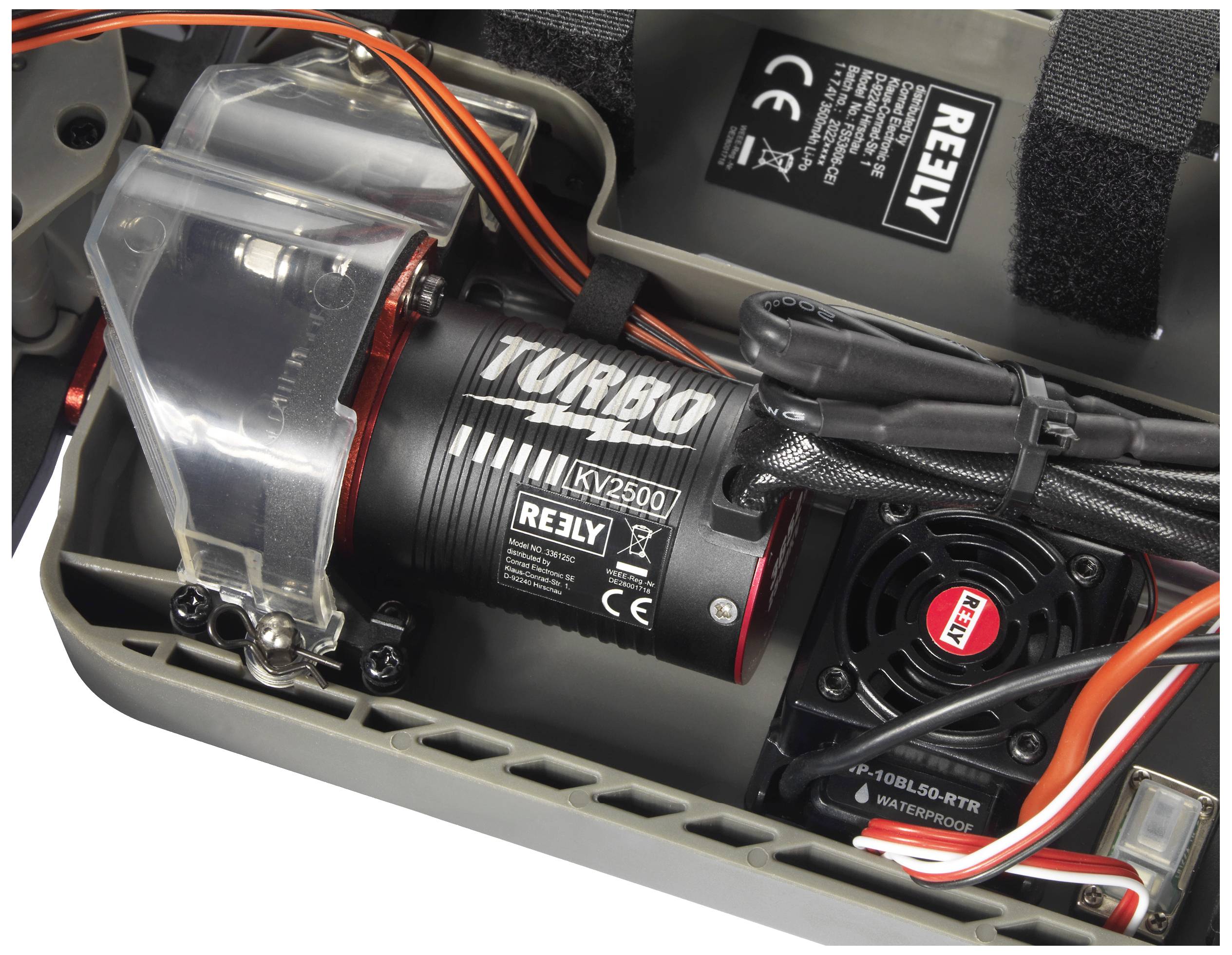 RC-Auto-Detailansicht des Innenraums mit TURBO KLV2500-Motor und Lüfter, umgeben von Kabeln und elektronischen Komponenten.