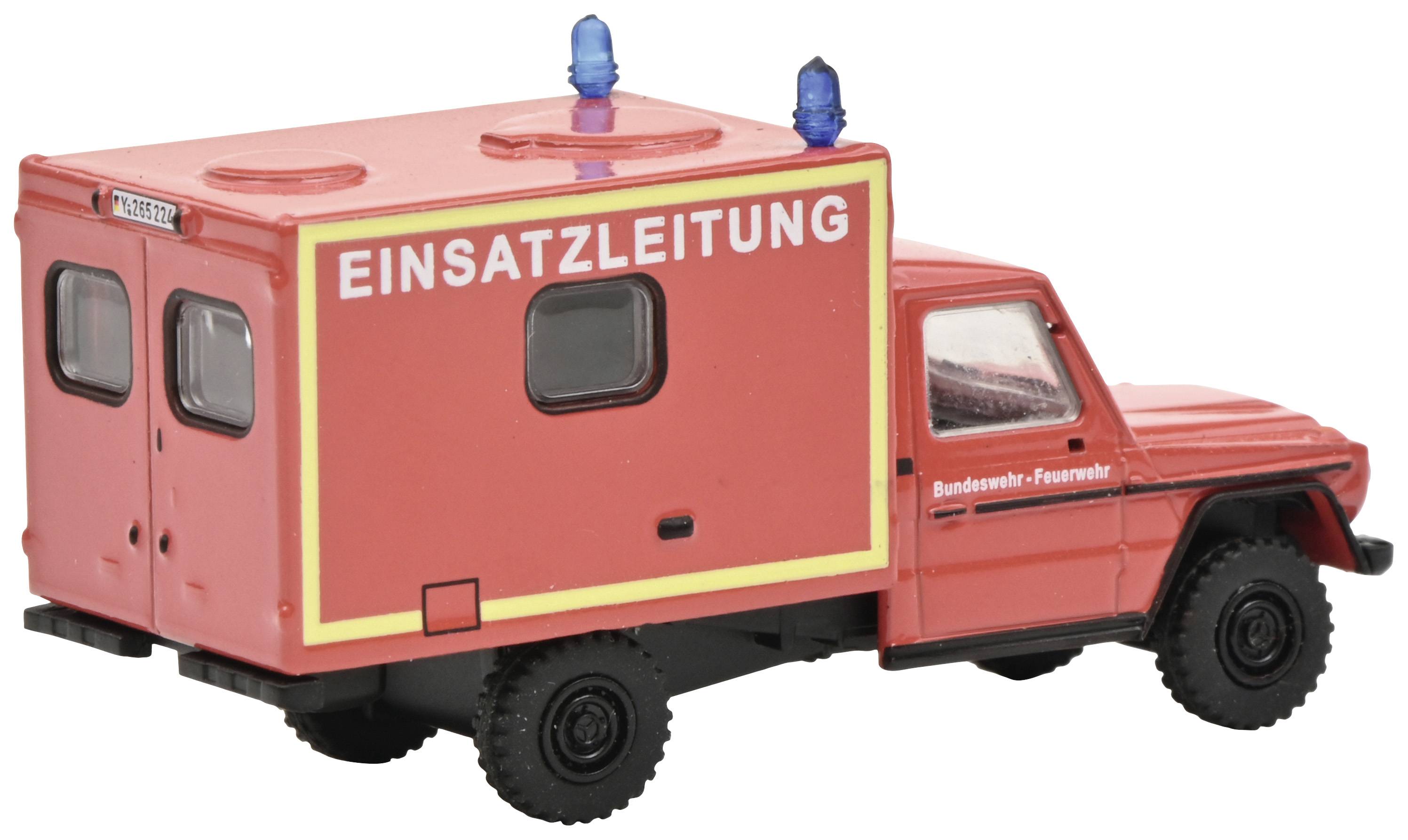 Rotes Einsatzfahrzeug mit der Aufschrift 'Einsatzleitung' an der Seite. Feuerwehrwagen mit Blaulicht auf dem Dach.