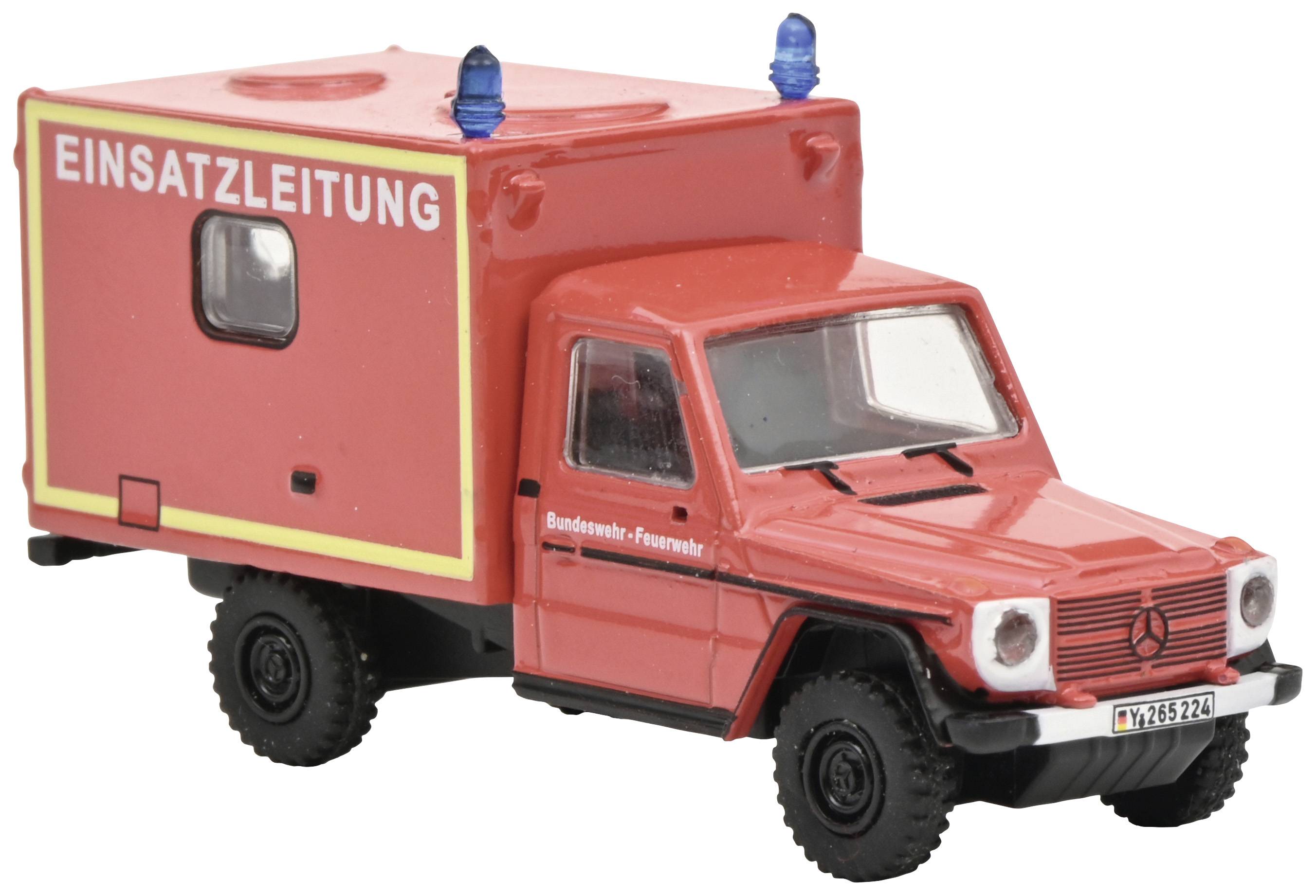 Rotes Einsatzfahrzeug mit der Aufschrift 'Einsatzleitung' an der Seite, ausgestattet als Transportfahrzeug, steht auf weißem Hintergrund.