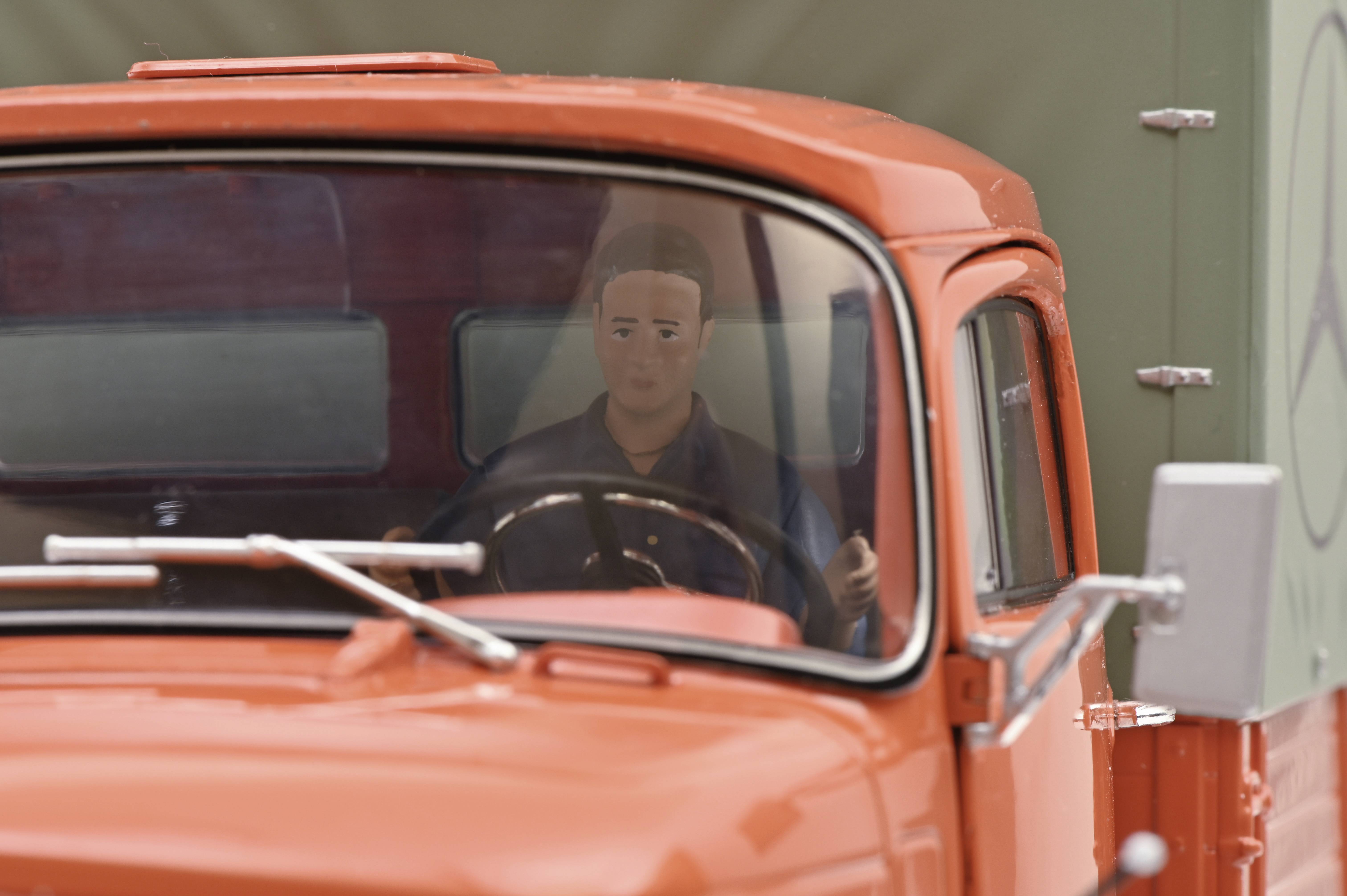 Schuco Mercedes Benz L911, MHI 1:18 Modelllastkraftwagen