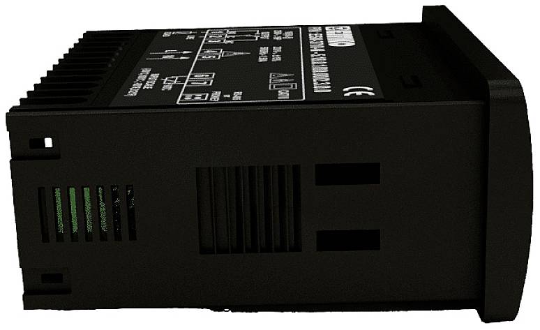 Schwarzes elektrisches Steuergerät mit Lüftungsschlitzen und Beschriftungen auf der Oberseite, zum industriellen Einsatz.