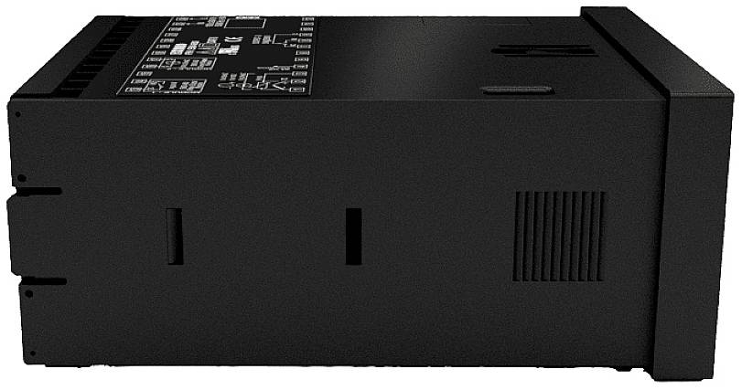 Schwarze elektronische Komponente mit Steuerungsschaltern und technischen Beschriftungen, seitlich liegend, zeigt Lüftungsschlitze.