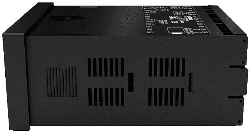 Schwarzes rechteckiges elektronisches Gerät mit Lüftungsschlitzen und Bedienelementen auf der Oberseite.