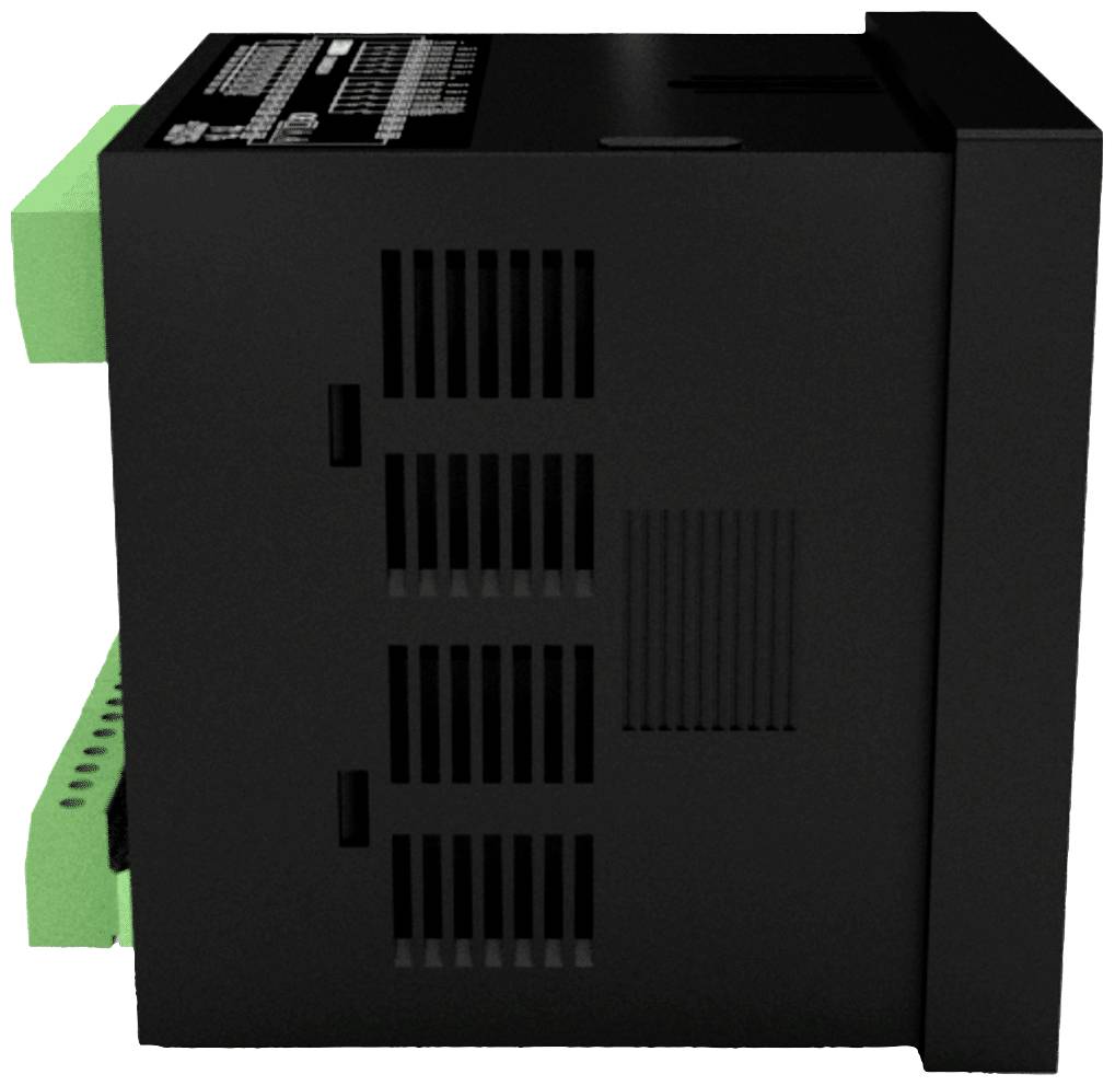 Ein schwarzes Elektronikmodul mit grünen Anschlüssen an der Seite, vermutlich ein Schaltschrankkomponente mit Lüftungsschlitzen.