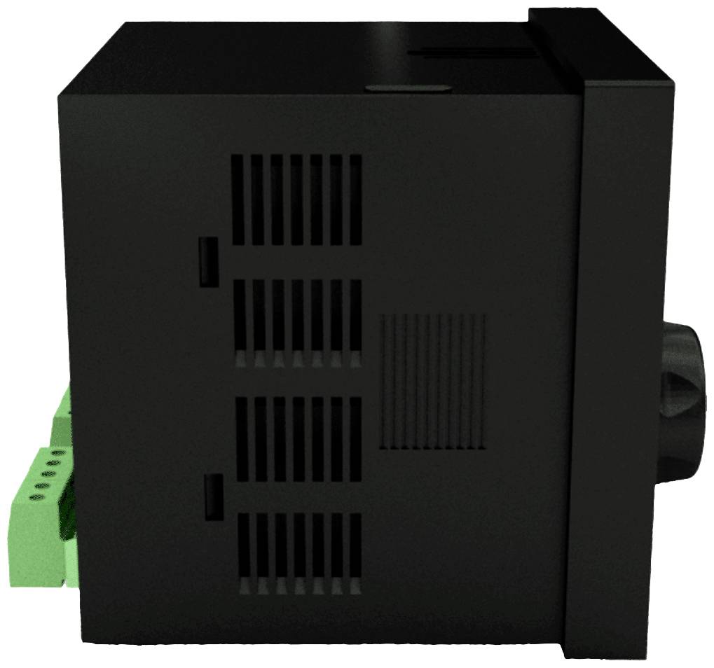 Schwarzes elektronisches Gerät mit Lüftungsschlitzen und grünen Anschlüssen auf der linken Seite. Gerät hat ein kompaktes, rechteckiges Design.