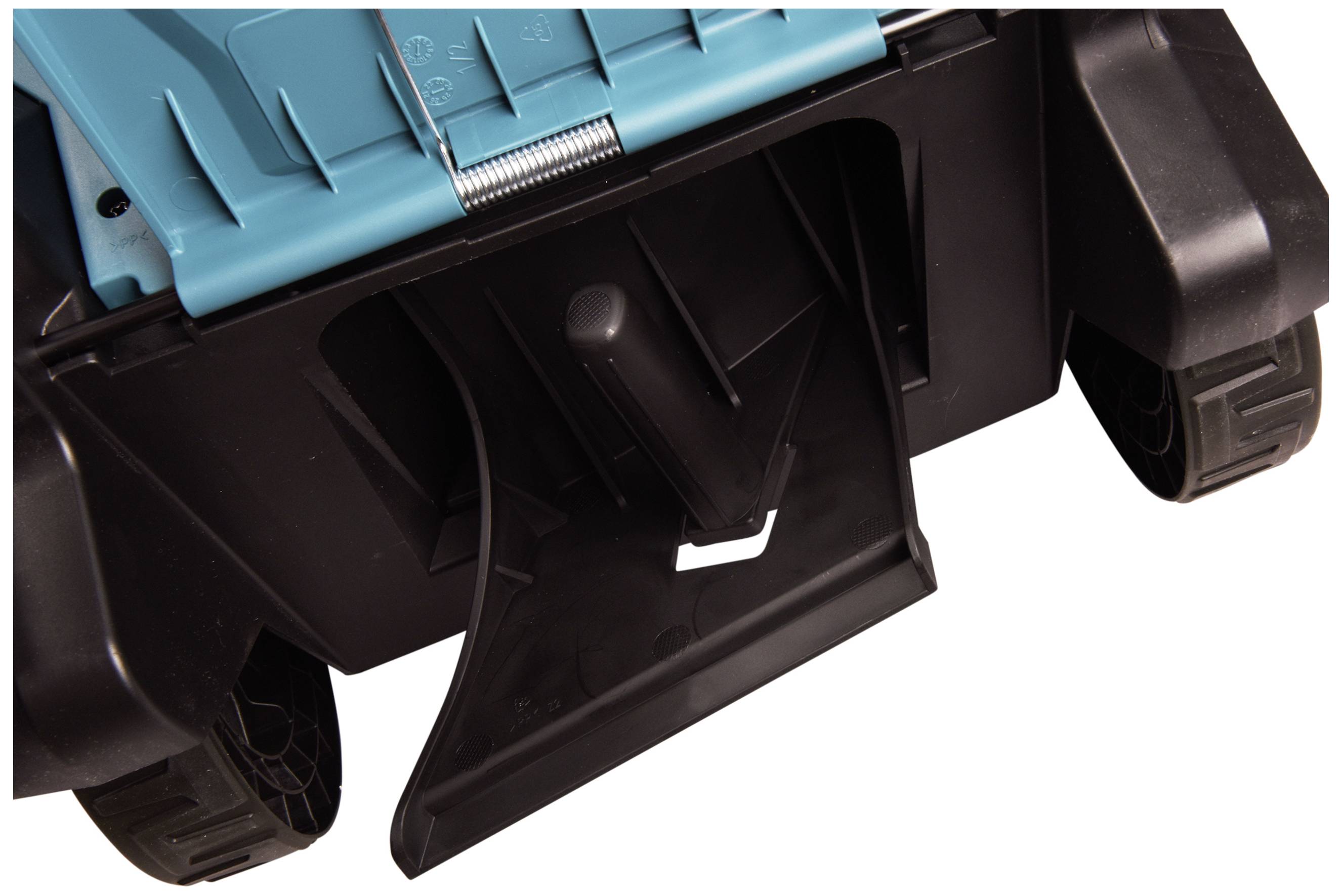 Ansicht des Bodens eines blauen Rasenmähers. Sichtbar sind schwarze Räder, eine Feder, und ein Hebel im Mittelpunkt.