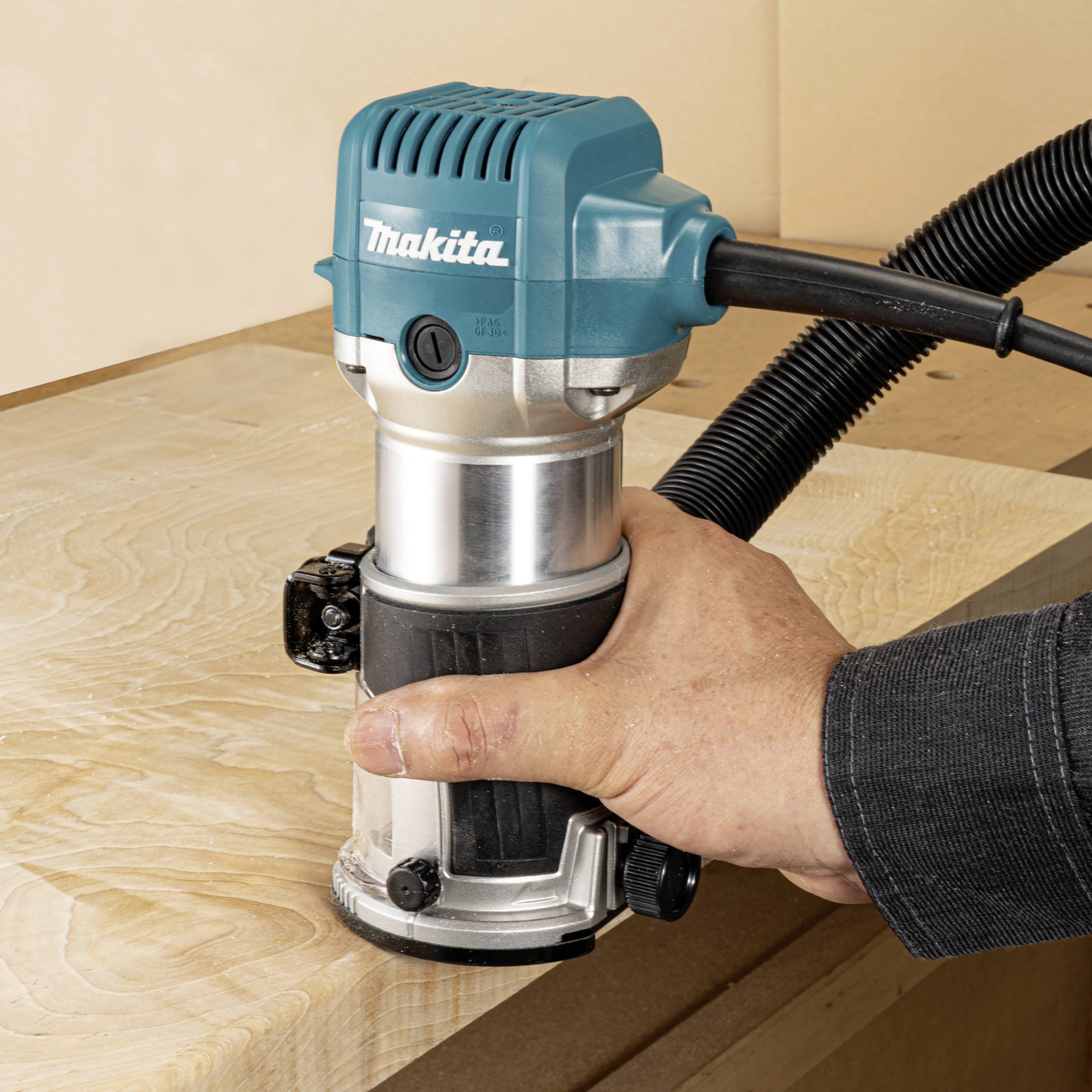 Makita Multifunktionsfräse RT0702CX2J mit Zubehör 710W