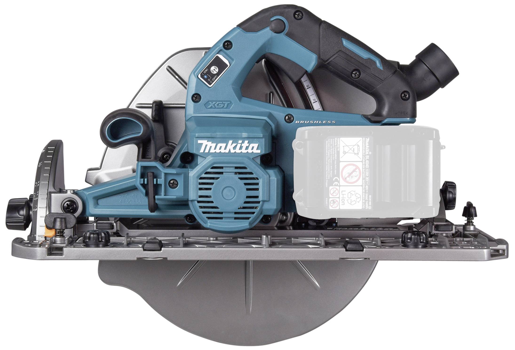 Eine blaue und schwarze Kreissäge von der Seite, mit Label 'Makita', zeigt ihre mechanischen Details und den Handgriff.