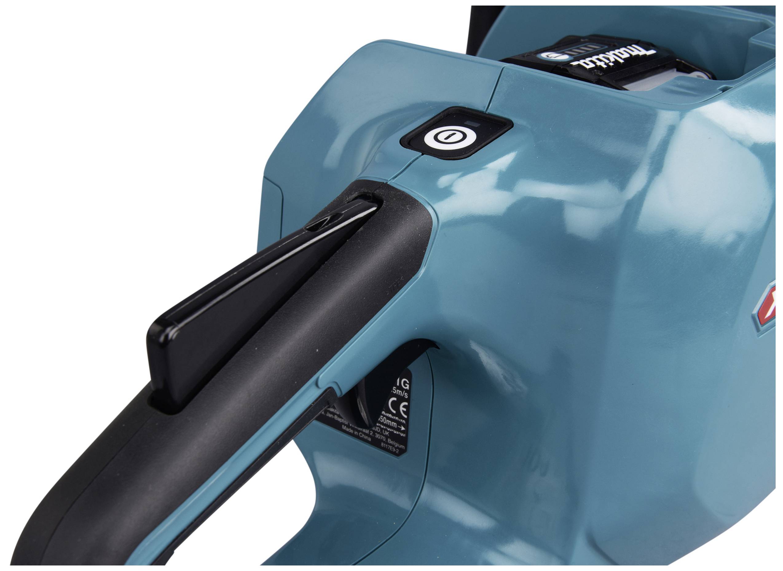 Akku-Gebläse in blau mit schwarzem Griff und Bedienknopf oben, geeignet für Gartenarbeiten oder zum Wegblasen von Laub.