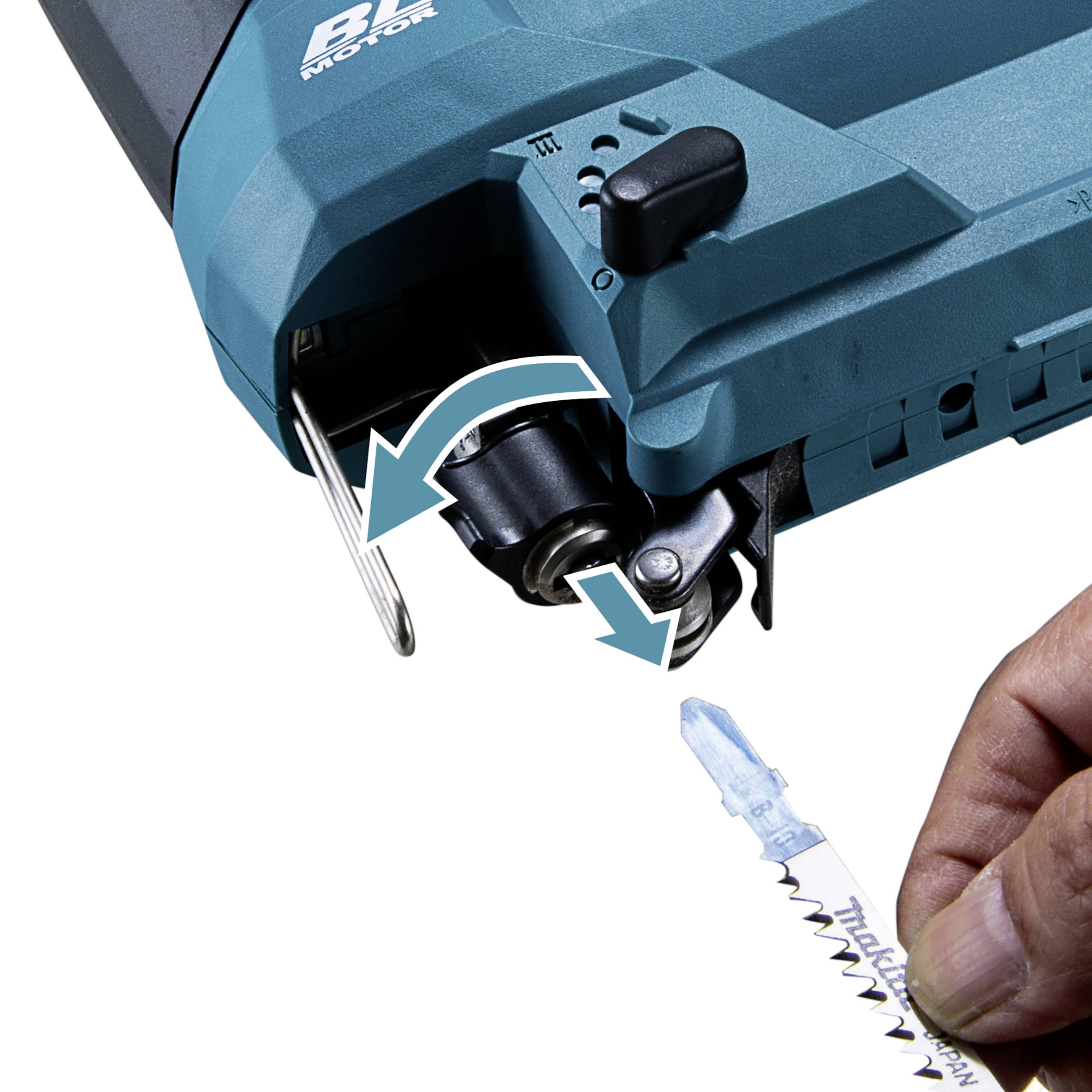 Eine Hand steckt ein Sägeblatt in ein elektrisches Werkzeug ein. Es zeigt den Mechanismus zum Einsetzen und Entfernen des Blattes.