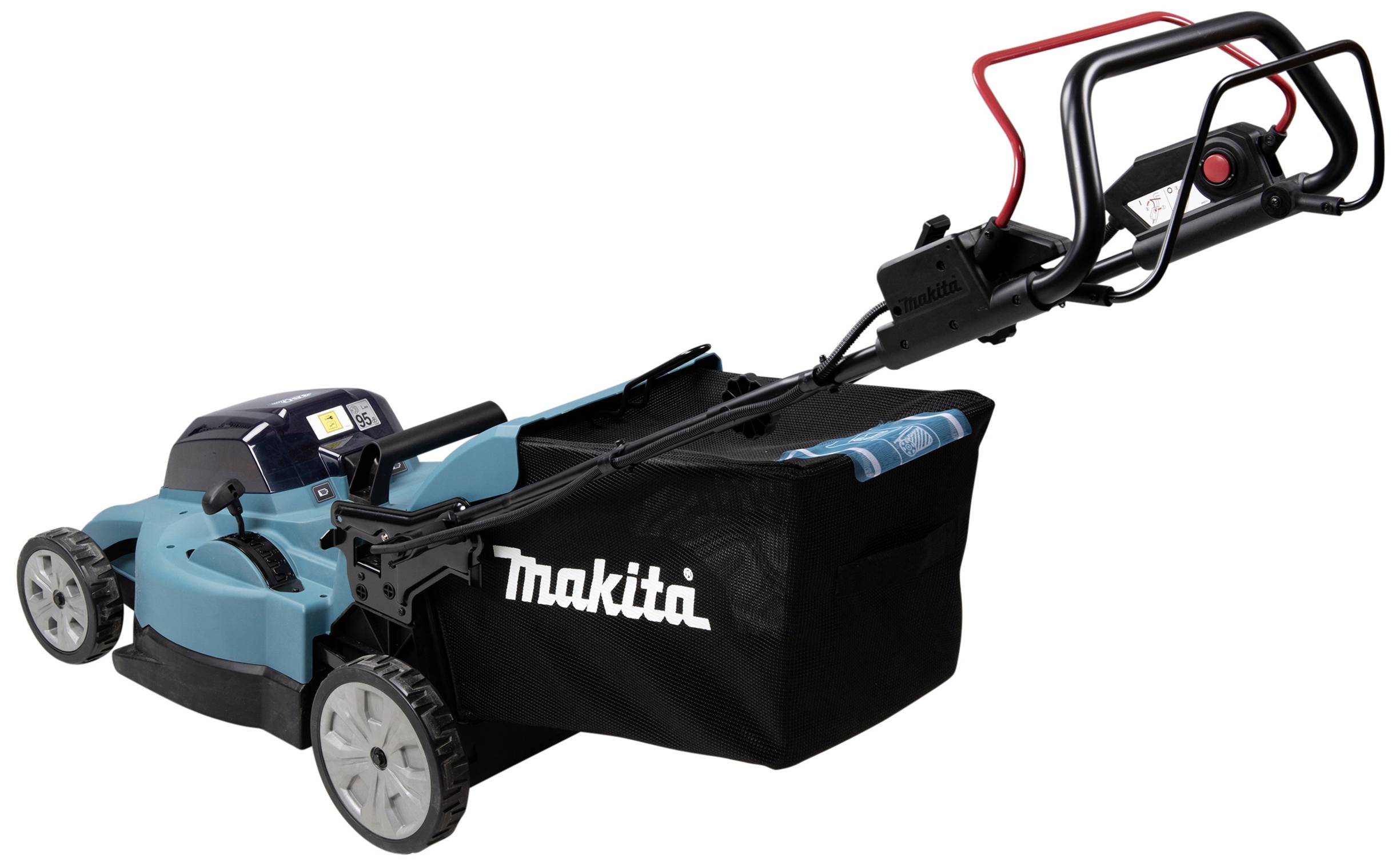 Elektrischer Rasenmäher in blau-schwarzem Design, Ansicht von der Seite. Markenname 'Makita' auf dem Grasfangkorb.