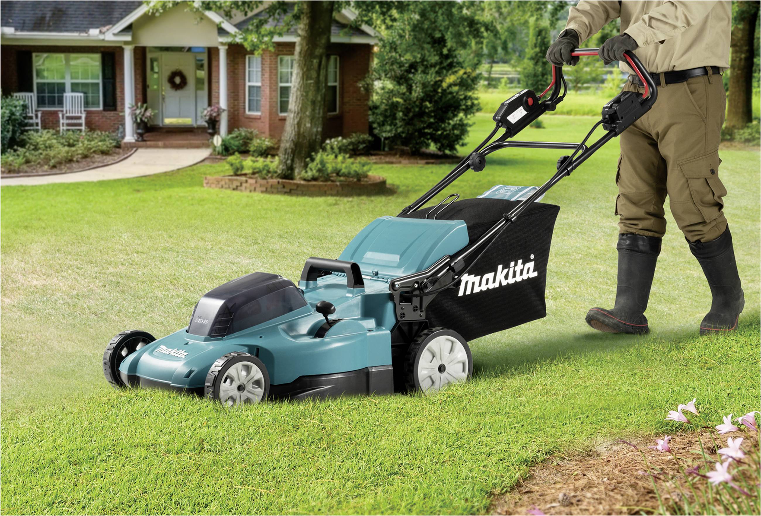 Rasenmäher der Marke Makita wird von einer Person auf einer gepflegten Grünfläche vor einem Haus benutzt.
