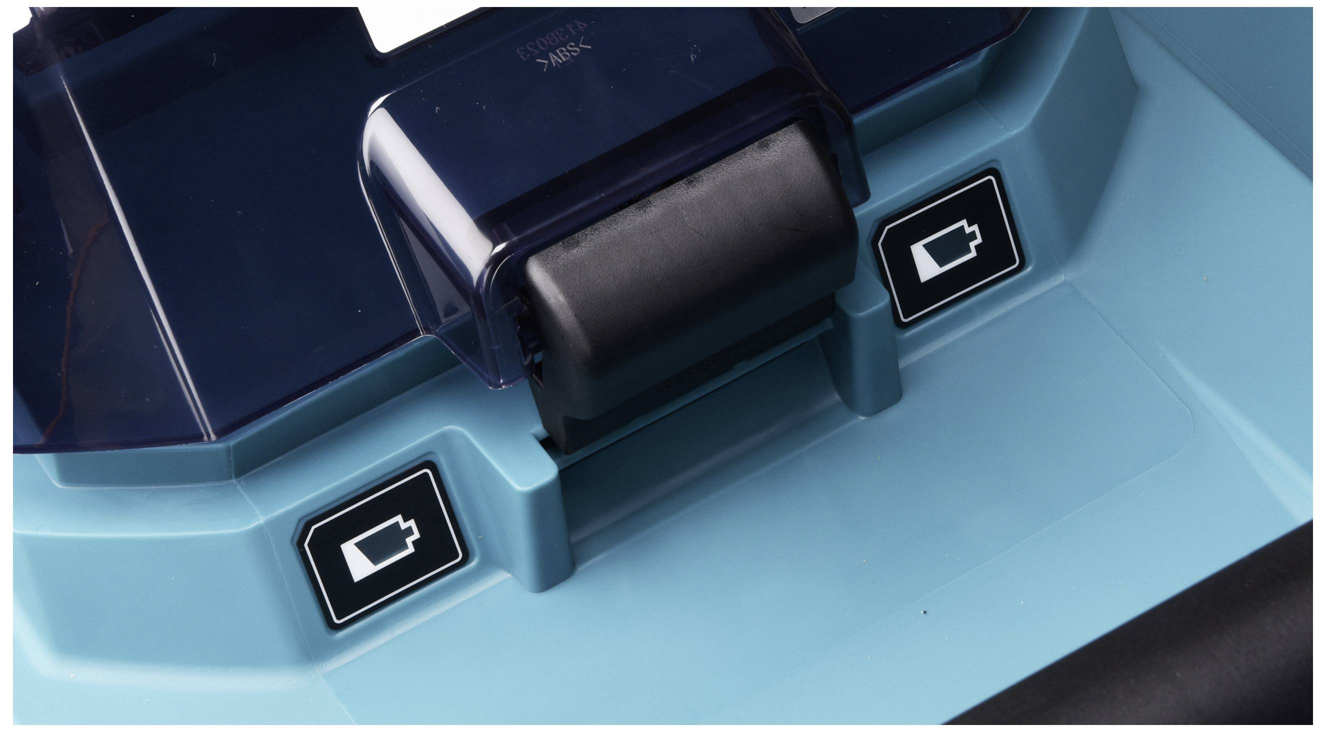 Nahaufnahme einer blauen elektrischen Ladestation mit zwei Symbolen, die Batterieladung darstellen.