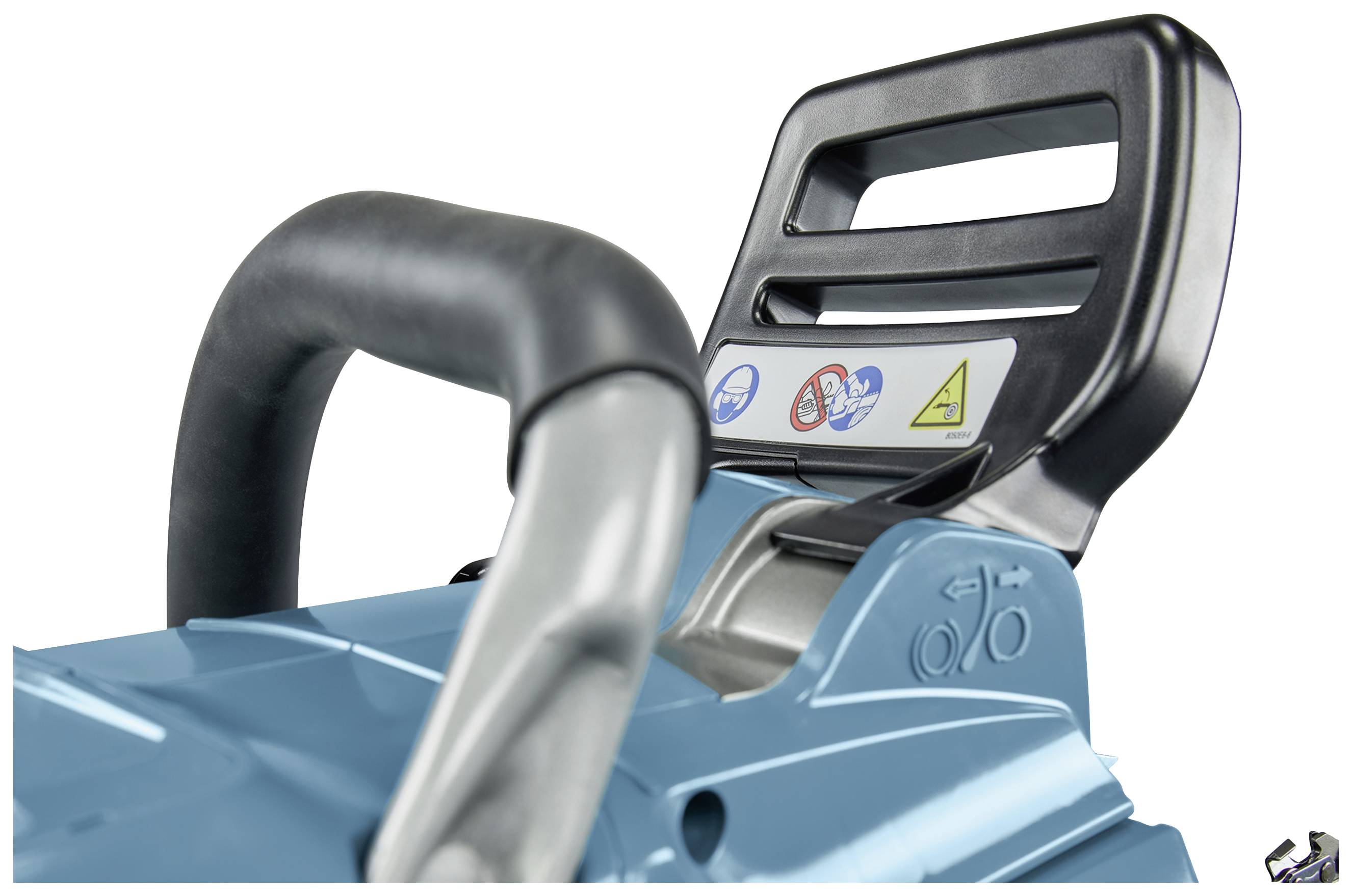 Eine elektrische Kettensäge mit Sicherheitsgriff und Symbolen, die Warnhinweise anzeigen. Fokus liegt auf dem ergonomischen Design des Griffs.