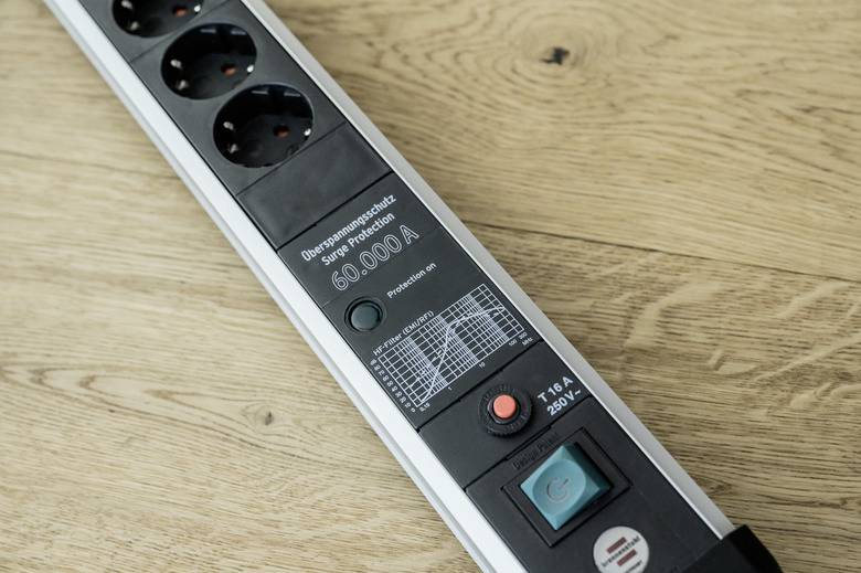 Brennenstuhl 1391010620 Überspannungsschutz-Steckdosenleiste Silber-Schwarz Schutzkontakt 1 St.